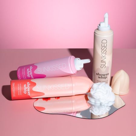 Sunkissed šlehačková sprchová pěna Shower Whip Strawberry Swirl, 250ml
