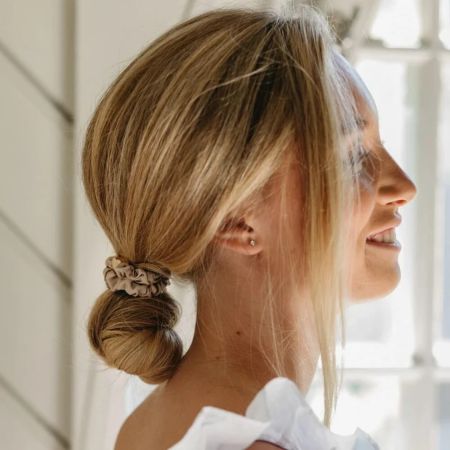 ByEloise gumička do vlasů Gold Heart Silk Scrunchie Sand