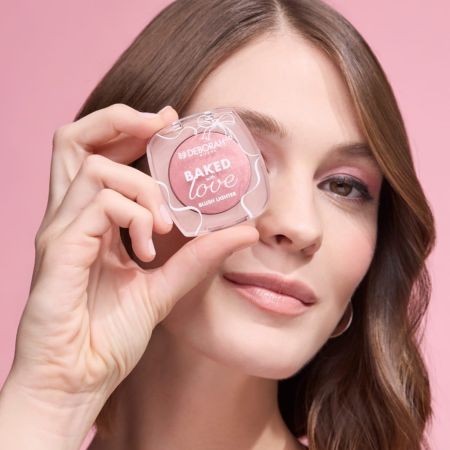Deborah Milano zapečená tvářenka a rozjasňovač v jednom Baked with Love Blush Lighter, 16,5 g