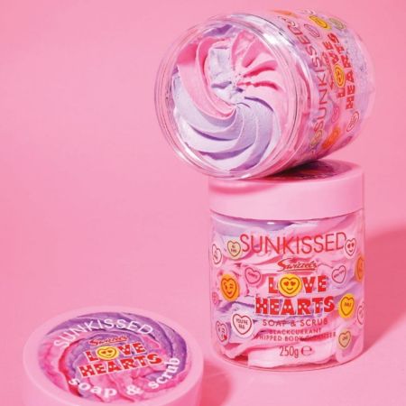 Sunkissed šlehaný tělový peeling Soap & Scrub Love Hearts, Blackcurrant , 250g