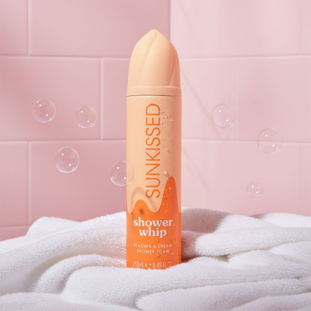 Sunkissed šlehačková sprchová pěna Shower Whip Peaches & Cream, 250ml