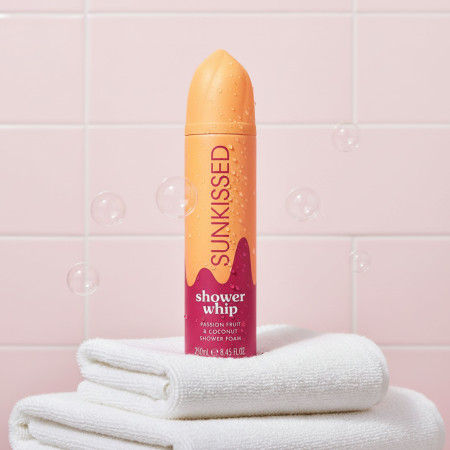 Sunkissed šlehačková sprchová pěna Shower Whip Passion Fruit & Coconut, 250ml