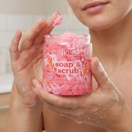 Sunkissed mýdlový peeling Soap & Scrub, Strawberry Swirl, 250g