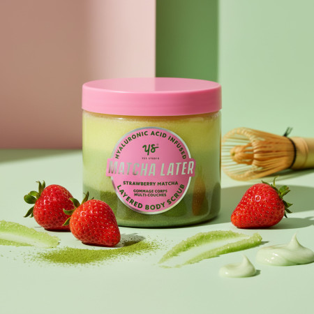 Yes Studio pečující tělový peeling, Layered Body Scrub, Strawberry Matcha, 600g