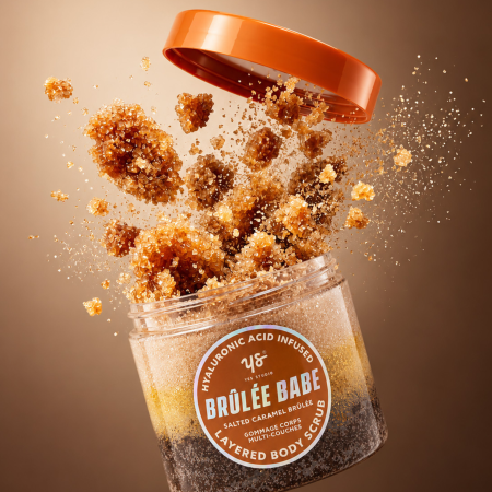 Yes Studio pečující tělový peeling, Layered Body Scrub, Salted Caramel Brulee, 700g